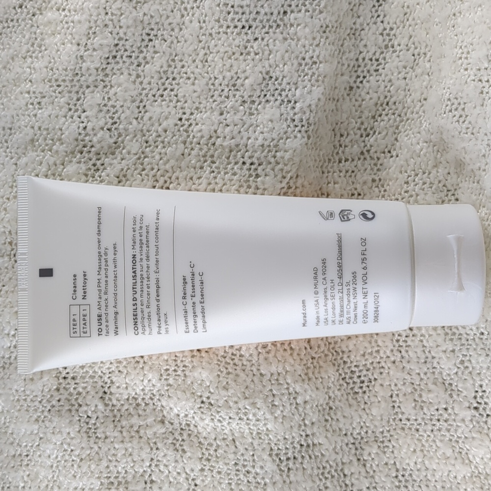 Murad Essential-C Cleanser, 200ml/6.75fl oz - Picture 2 of 11